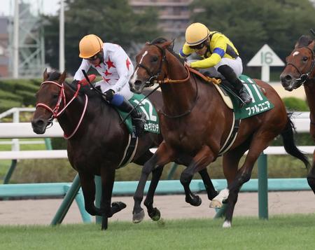 　ゴール前、ミッキーブリランテを交わすファルコニア（右）