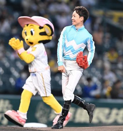 　始球式をする松山弘平騎手（撮影・山口登）