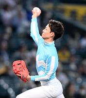 　始球式をする松山弘平騎手（撮影・山口登）