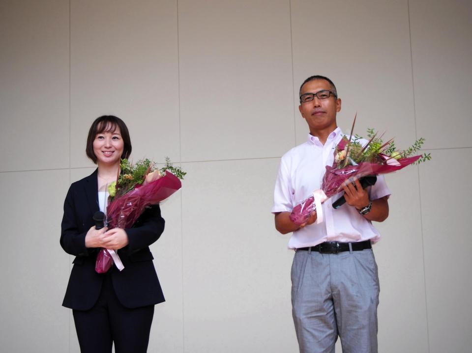 　地元の弥彦競輪場で引退のあいさつをした阿部康雄（右）と田中麻衣美