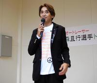 　弥彦競輪場でトークショーを行った森且行