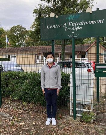 　フランスギャロ事務所前で気を引き締める山本裕貴記者