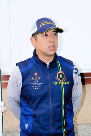 　フランスギャロの事務所で取材に応える栗田師（代表撮影）