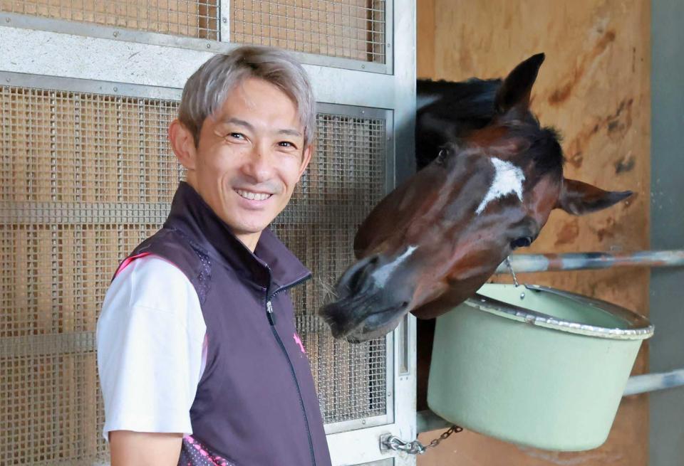 　Ｇ１獲りを狙う高橋康師とじゃれつくトゥラヴェスーラ（撮影・石湯恒介）