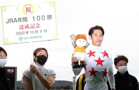 東京５Ｒをミッキーカプチーノで制し、年間１００勝を達成した戸崎騎手（右から２人目）　※※　＝東京競馬場