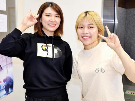　同期の川嶋百香（右）と写真撮影に応じた野本怜菜