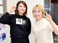 　同期の川嶋百香（右）と写真撮影に応じた野本怜菜