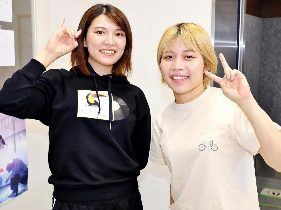 　同期の川嶋百香（右）と写真撮影に応じた野本怜菜