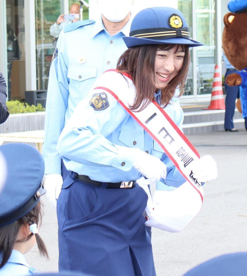 　子どもらと笑顔で会話する今村聖奈