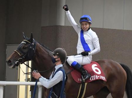 　イズジョーノキセキで府中牝馬ステークスを制しガッツポーズを見せる岩田康誠騎手（撮影・三好信也）