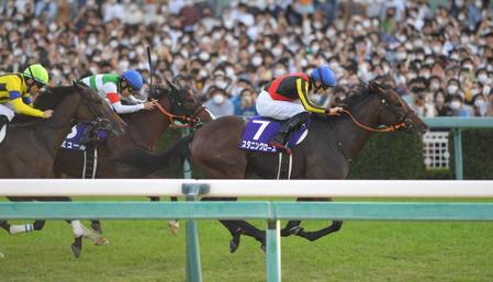 　秋華賞を制したスタニングローズ（右）＝撮影・北村雅宏