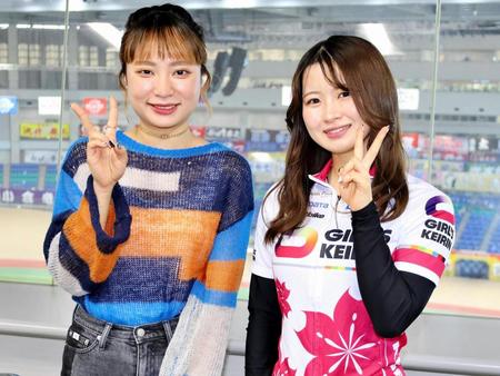 　前橋競輪でトークショーを行ったオートレーサーの新井日和（左）、ガールズケイリンの河内桜雪