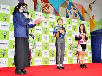 　前橋競輪でトークショー中のオートレーサーの新井日和（中央）、ガールズケイリンの河内桜雪（右）