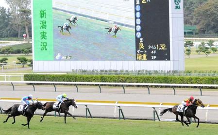 　ＪＲＡ女性騎手年間最多勝の44勝目を挙げた今村聖奈（右）