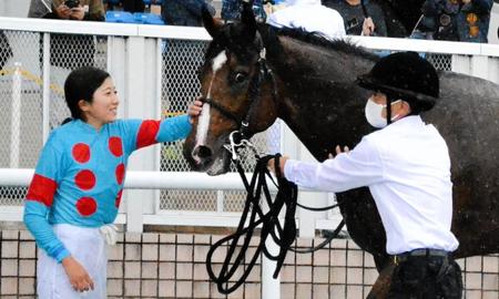 ＪＲＡ45勝目を挙げた今村聖奈（左）