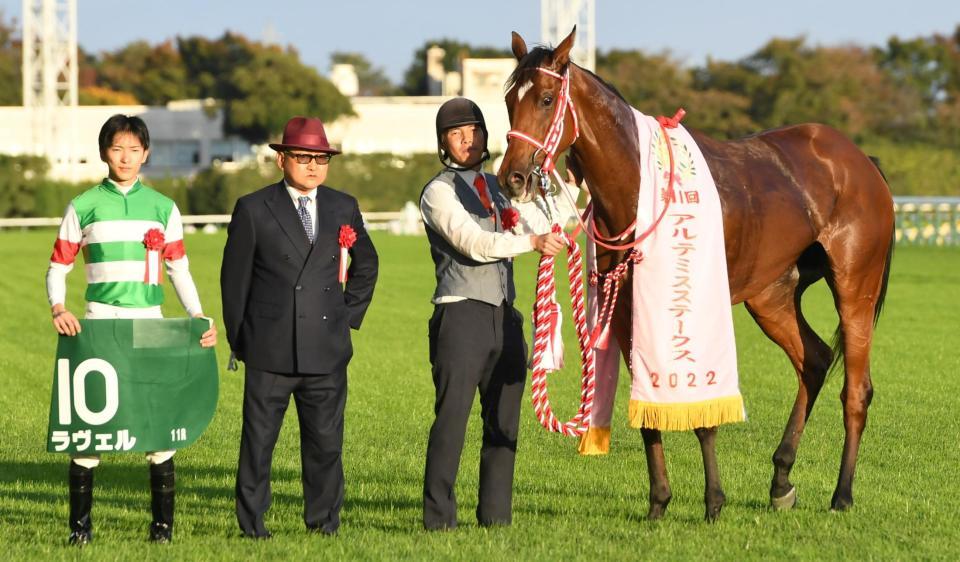 　アルテミスＳを制したラヴェルと坂井（左、中央は矢作師）＝撮影・三好信也