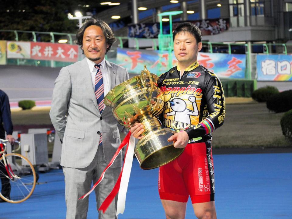 　京王閣記念初優勝を達成した宿口陽一（右）と表彰式に参列したＦＣ東京クラブコミュニケーターの石川直宏氏（左）