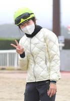 　土日の重賞へ向けて笑顔でＶサインを見せる今村聖奈（撮影・北村雅宏）