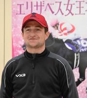 　自信ありげな表情を見せるフォーリー