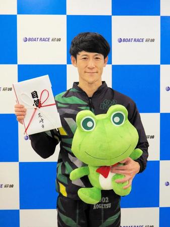 　通算１５００勝を達成し表彰を受けた古結宏