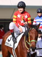 　タケウチリッキーの馬上で笑顔の今村