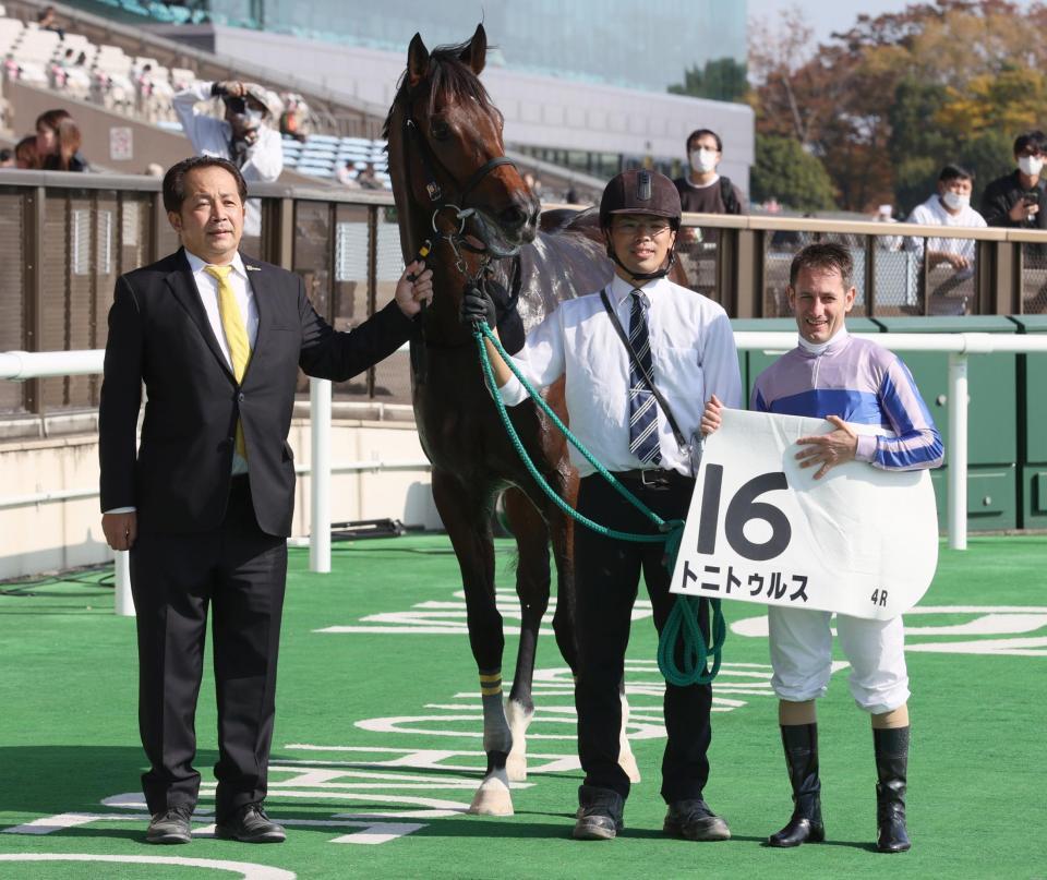 　新馬戦を勝利したトニトゥルスとＭ・デムーロ（右）。左は新開調教師