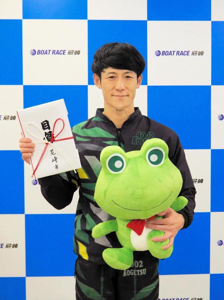 　通算１５００勝を達成し表彰を受けた古結宏