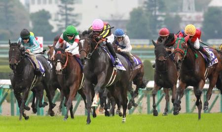 　大外から突き抜けるジェラルディーナ（中央）＝撮影・石湯恒介