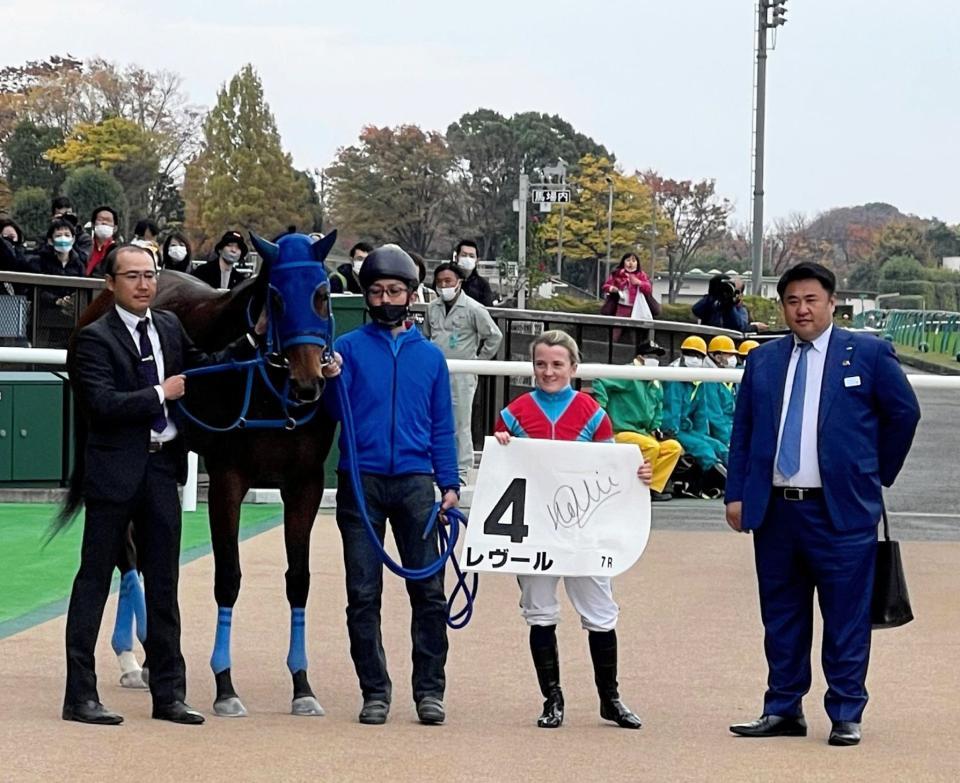 　東京７Ｒで来日初勝利を挙げたドイル（右から２人目）