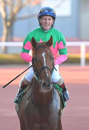 　京都２歳Ｓをグリューネグリーンで制し笑顔のＭ・デムーロ（撮影・高部洋祐）