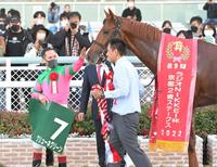 　京都２歳Ｓを制したグリューネグリーンをねぎらうＭ・デムーロ（撮影・高部洋祐）