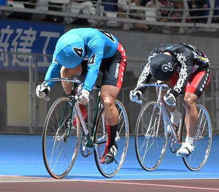 　先頭でゴールする新山響平（左）