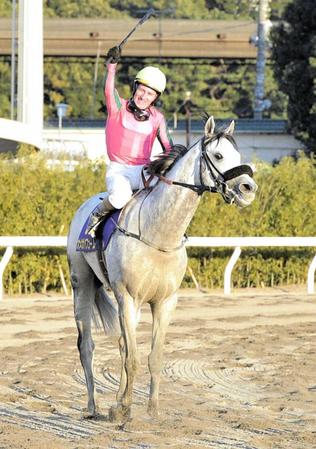 　東京大賞典４連覇を決めたオメガパフューム（２０２１年１２月２９日・大井競馬場）