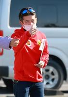 　おめでとうの声にサムアップで応える福永（撮影・石湯恒介）