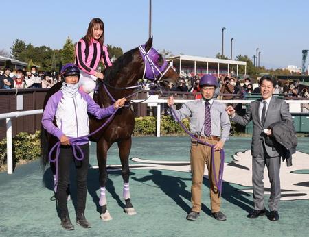 　アイアムイチリュウで８Ｒを制し記念写真に納まる騎乗した永島まなみ（左から２人目）ら陣営