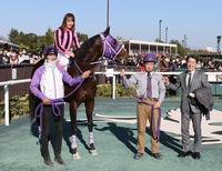 　アイアムイチリュウで８Ｒを制し記念写真に納まる騎乗した永島まなみ（左から２人目）ら陣営