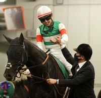 　中日新聞杯をキラーアビリティで制し、厩務員とタッチを交わす団野