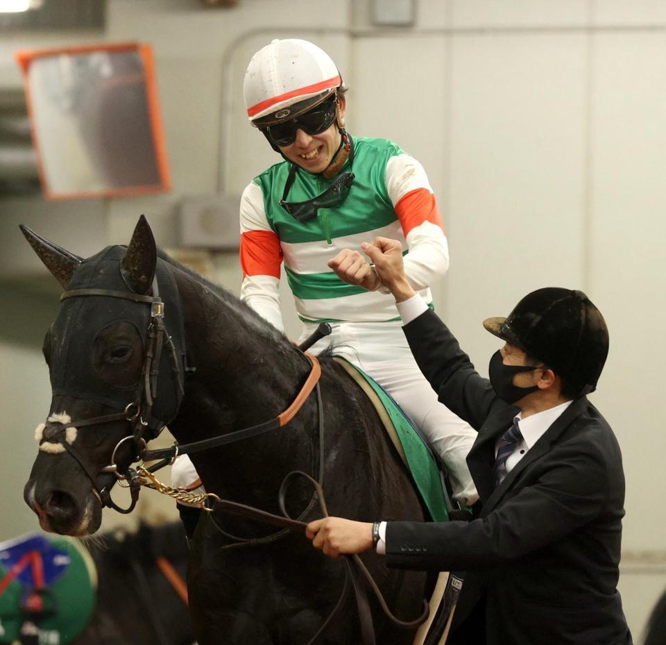 　中日新聞杯をキラーアビリティで制し、厩務員とタッチを交わす団野