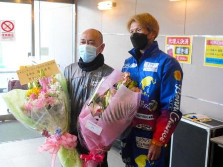 　選手生活にピリオドを打った沖悟と花束を贈って労をねぎらった同じ大阪支部の北村征嗣