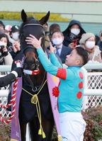 　ダイアトニックをねぎらう岩田康（撮影・石湯恒介）