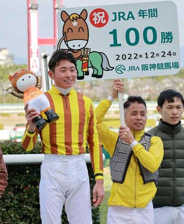 　ＪＲＡ年間１００勝を達成した岩田望来。ボードを持つのは父の康誠（撮影・石湯恒介）