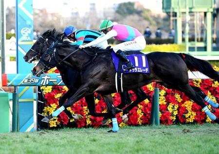 　接戦をモノにしたドゥラエレーデ（手前）＝撮影・三好信也