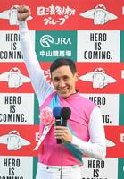 　笑顔でガッツポーズを見せるムルザバエフ