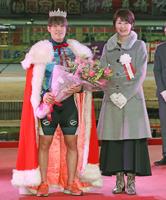 　ガールズグランプリを制し、ゲストプレゼンターの古閑美保と記念写真に納まる柳原真緒（左）