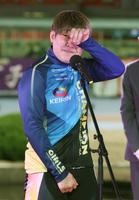 　ガールズグランプリを制し、涙をぬぐう柳原真緒