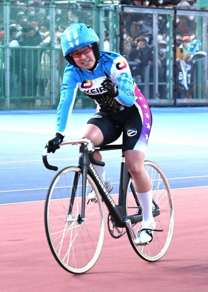 　ナンバー１ポーズでウィニングランをする柳原真緒（撮影・佐藤厚）