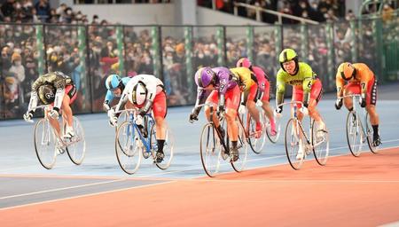 　ＫＥＩＲＩＮグランプリを制した脇本雄太（９）。左隣は２着の古性優作（撮影・開出牧）