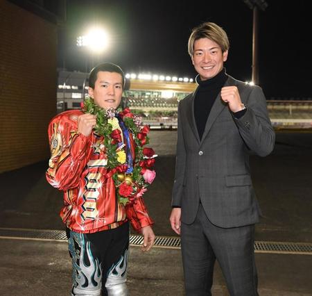 　スーパースターフェスタを制し松本剛に祝福される鈴木圭一郎（撮影・金田祐二）