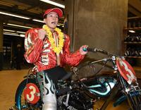 　スーパースターフェスタを制し喜ぶ鈴木圭一郎（撮影・金田祐二）