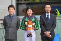 　初勝利を挙げ、師匠の寺島師（右）と父の今村康成助手（左）と記念写真に収まる